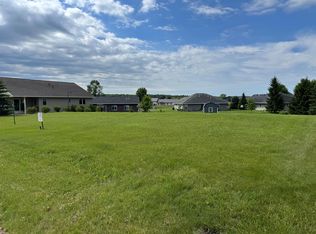 636 W River Dr, New London, MN 56273