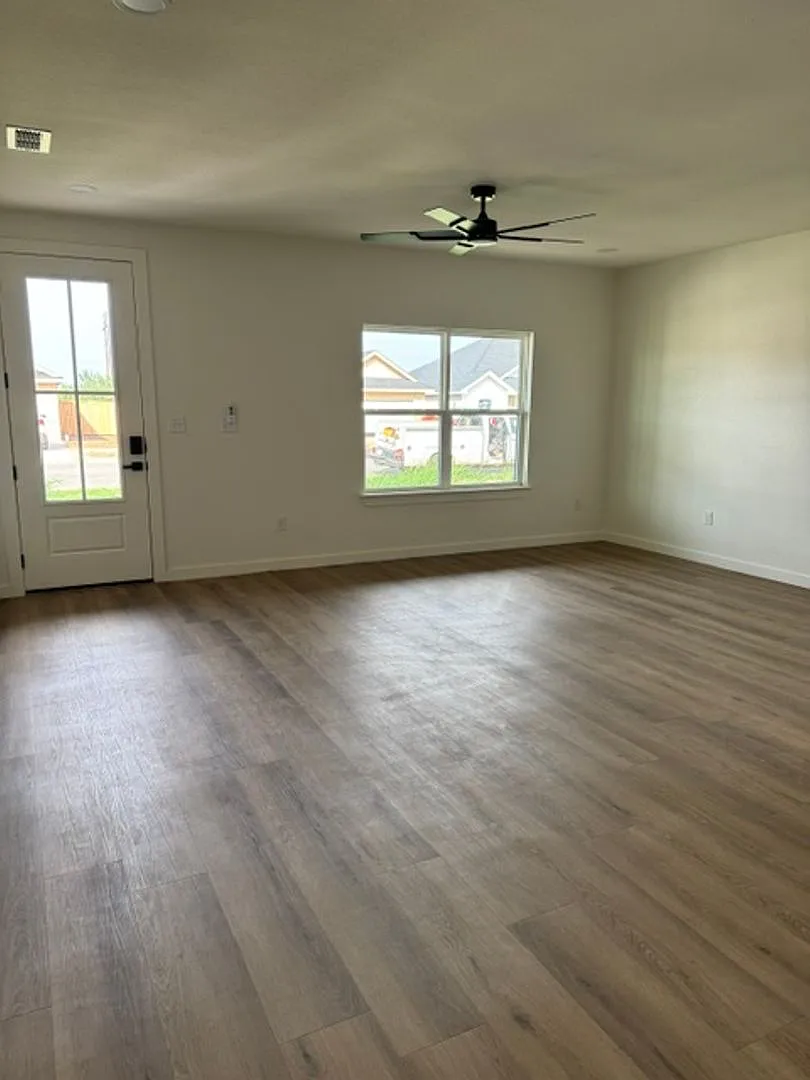 7655 Lake Ridge Pkwy — Photo 3