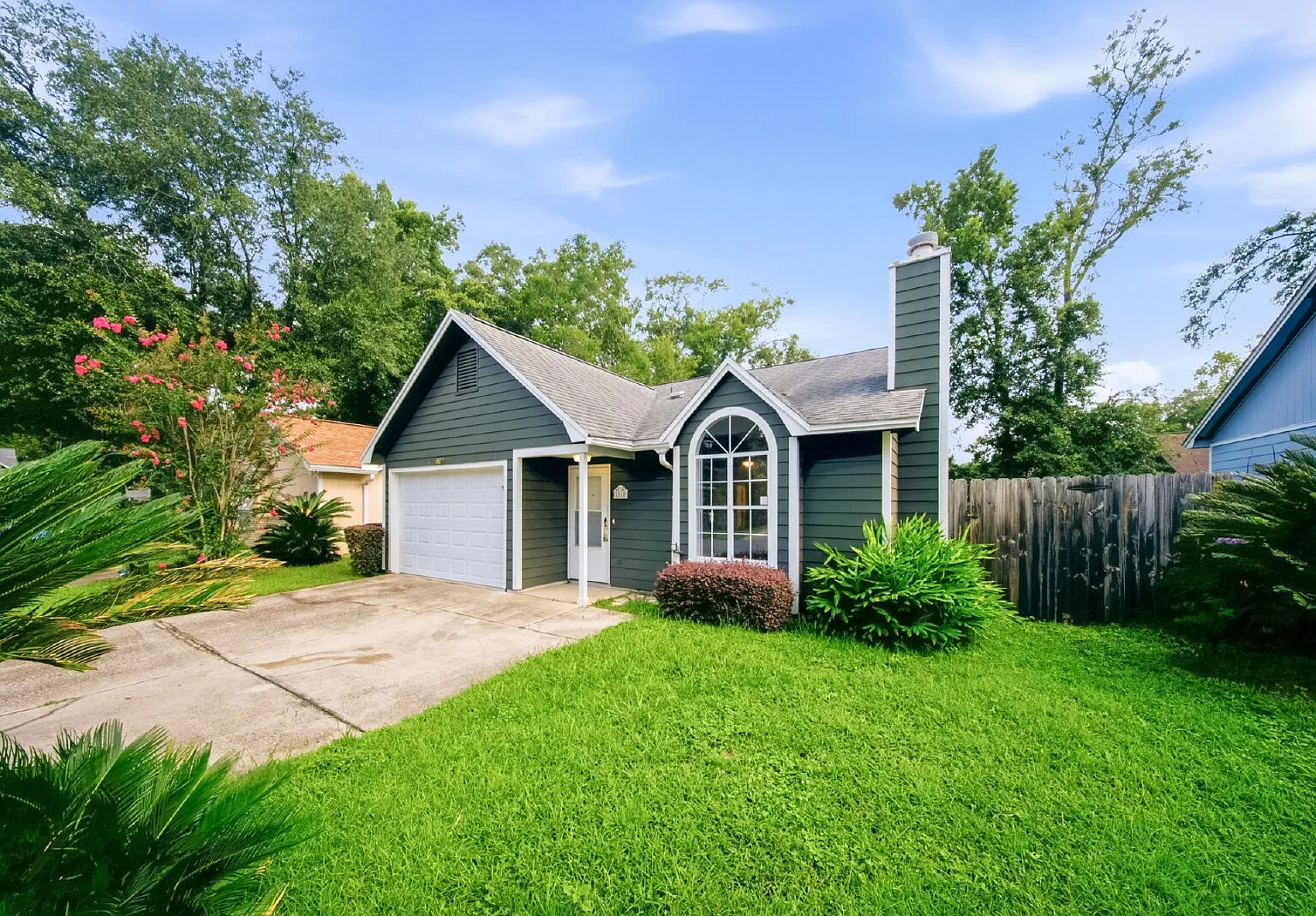 3 bed, 2.0 bath, 1226 sqft, $2,100 — Photo 3