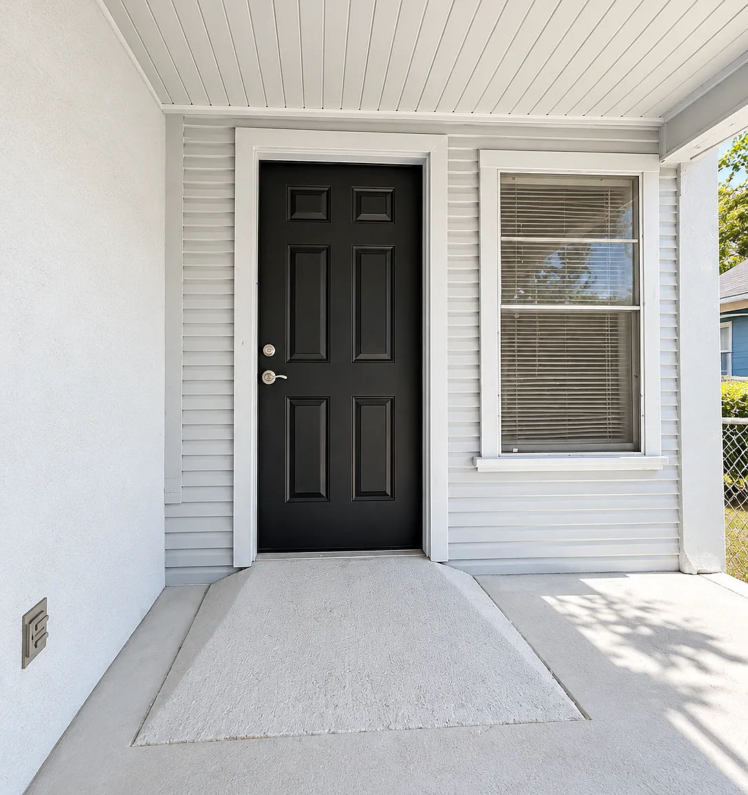 3 bed, 818 sqft, $1,200 — Photo 1