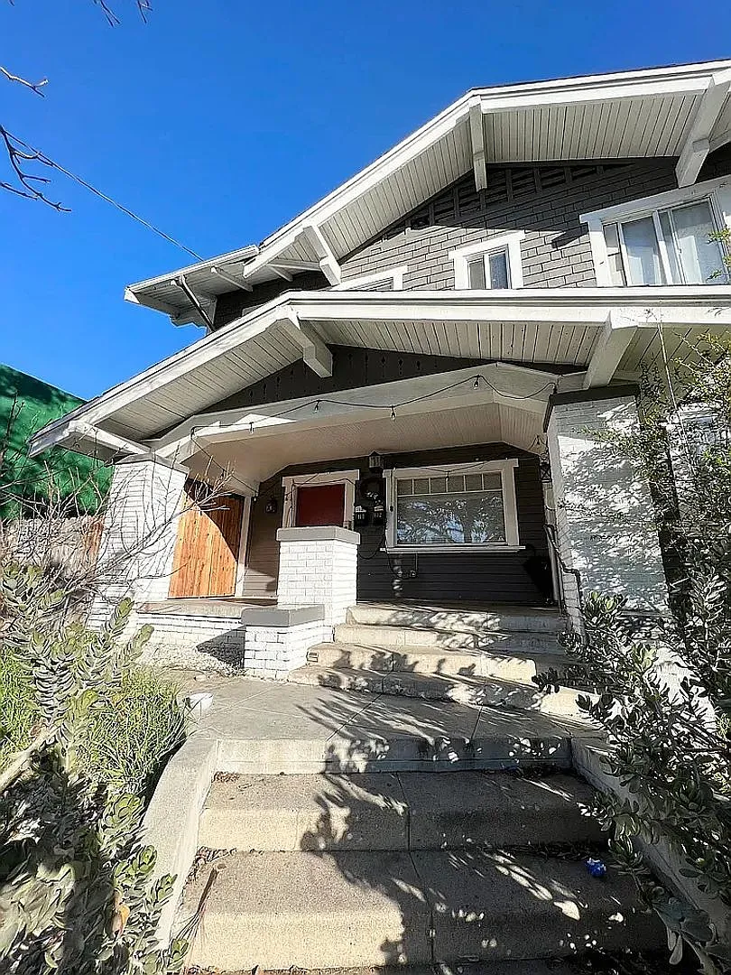 112 S Hoover St — Photo 1