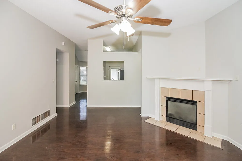 3 bed, 2.0 bath, 1830 sqft, $2,510 — Photo 3