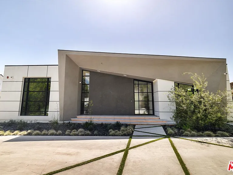 621 N Rodeo Dr — Photo 2
