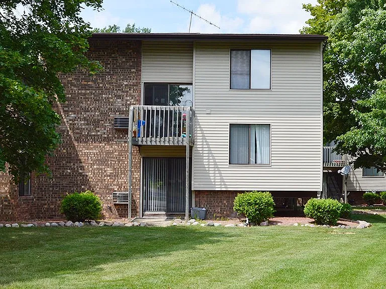 330 W Wilson Ave — Photo 3