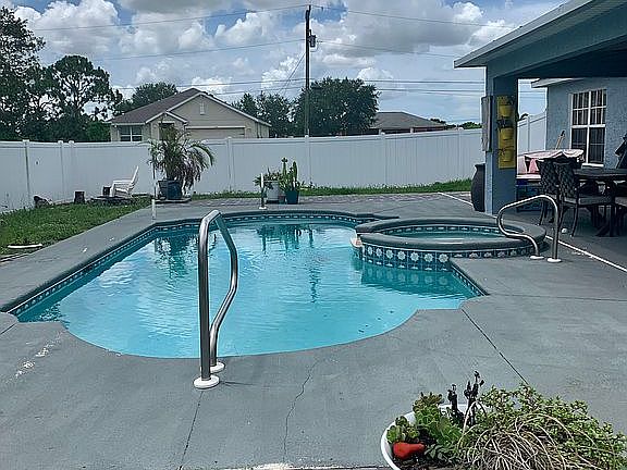 5th image of 301 NW 17th Pl