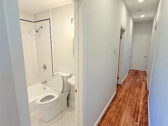 5th image of 170 Putnam Ave