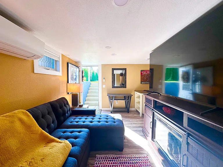 Modern Comfort Meets Convenience Fully Furnished 2-Bedroom ADU in Milwaukie! — Photo 4