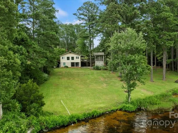 72 Lakeside Dr, Hartsville, SC 29550