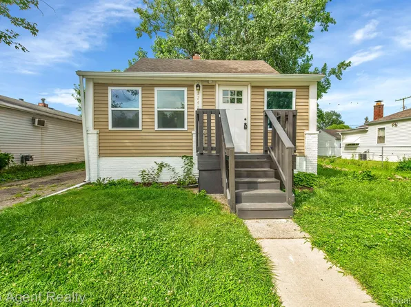 22419 Maxine St, Saint Clair Shores, MI 48080