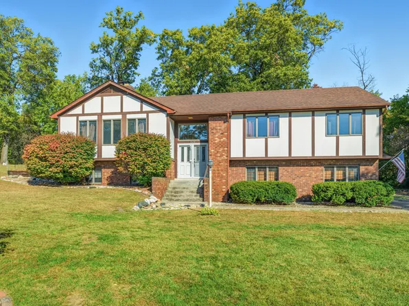 6654 Mercedes Ln, Demotte, IN 46310