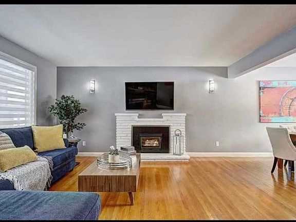 5th image of 435 King St E
