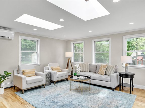 3rd image of 7 Oakridge Ave