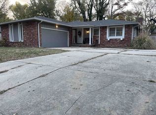 818 N Brook Forest Rd, Derby, KS 67037