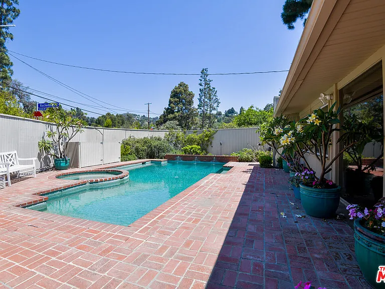 738 Hanley Ave — Photo 3