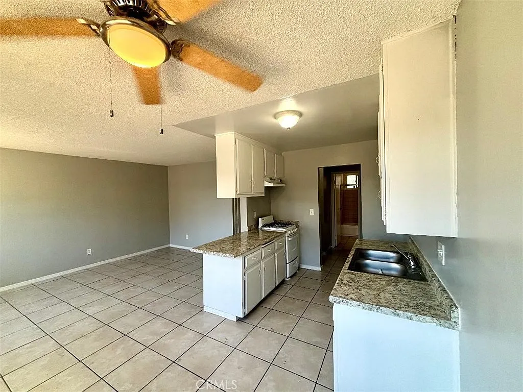 1 bed, 933 sqft, $2,385 — Photo 2