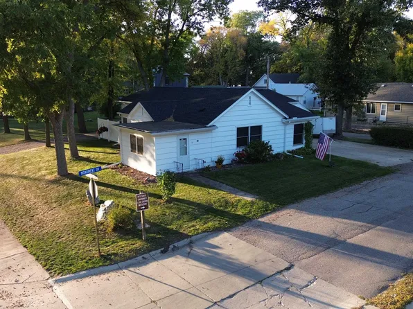 19 Monument Dr, Arnolds Park, IA 51331