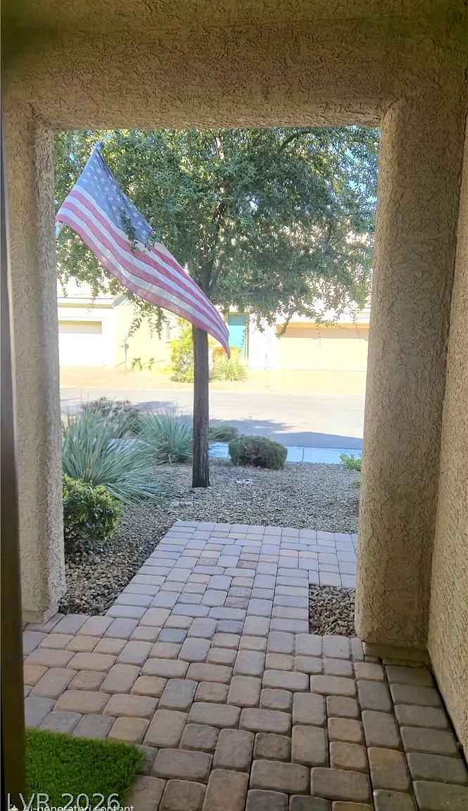 3 bed, 2.5 bath, 2048 sqft, $2,550 — Photo 2