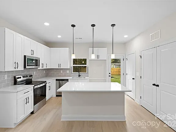 3 bed, 1219 sqft, $1,973 — Photo 2
