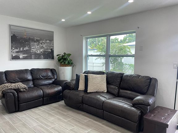 3rd image of 2631 Lincoln St #B