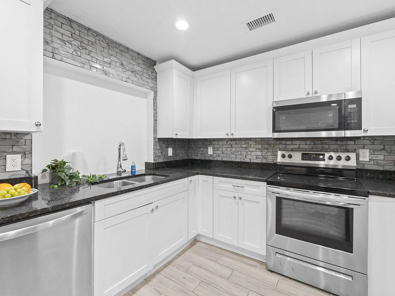 4 bed, 3.0 bath, 2285 sqft, $905 — Photo 3