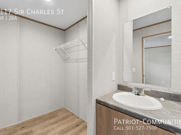 1117 Sir Charles St — Photo 15