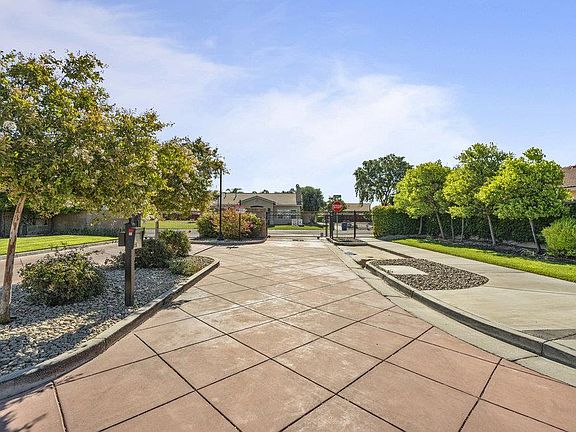 3rd image of 3009 La Vina Cir