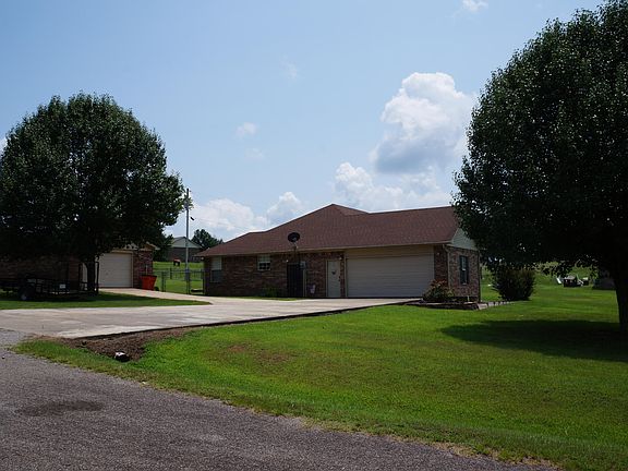 2nd image of 20 W Clover Leaf Dr