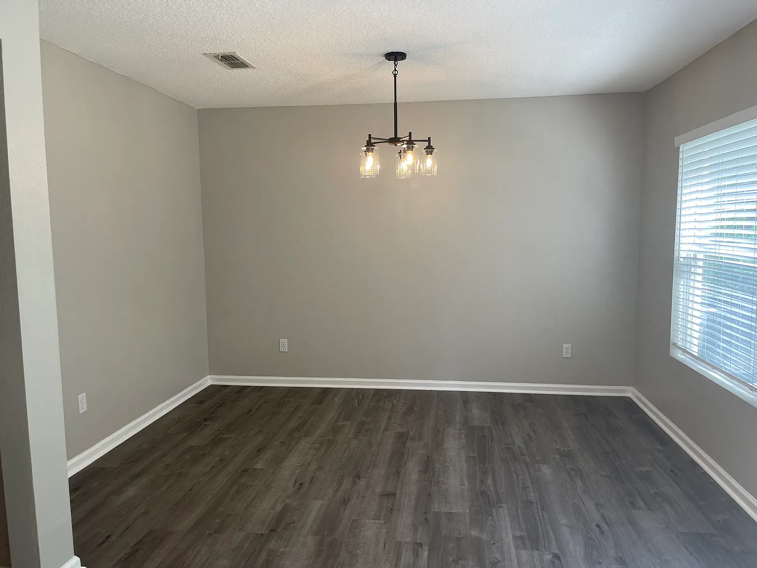 3 bed, 2.5 bath, 1664 sqft, $2,100 — Photo 4