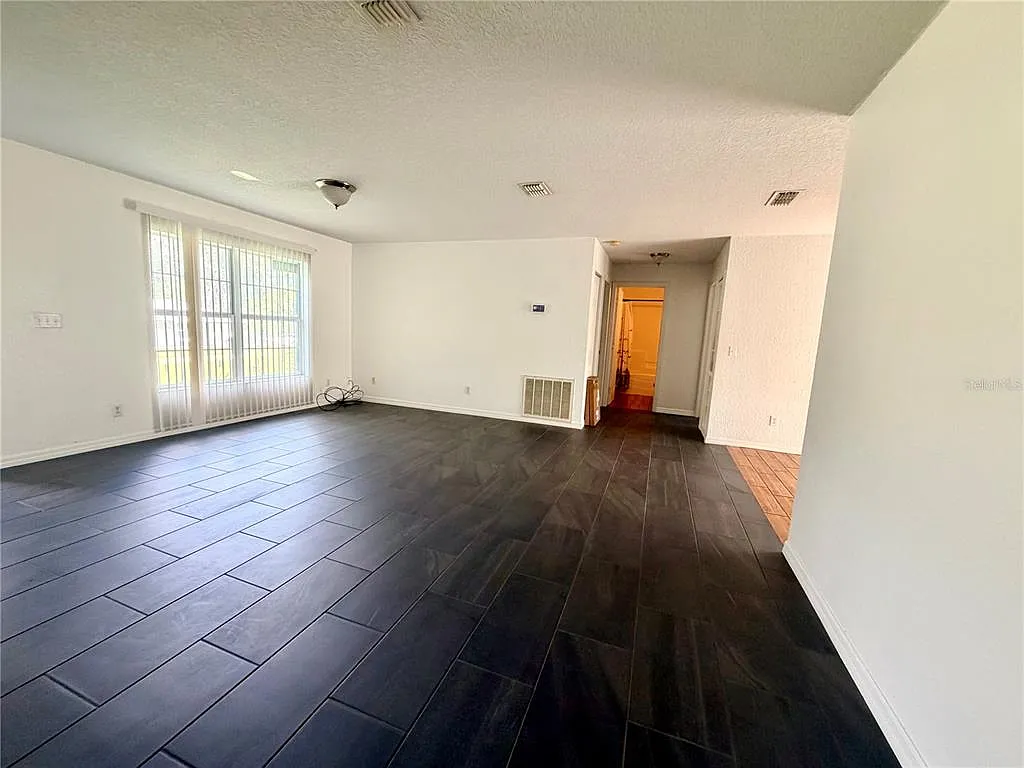 3 bed, 2.0 bath, 1433 sqft, $1,800 — Photo 3