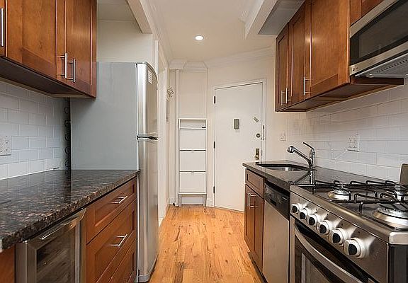 5th image of 227 E 89th St APT 2D