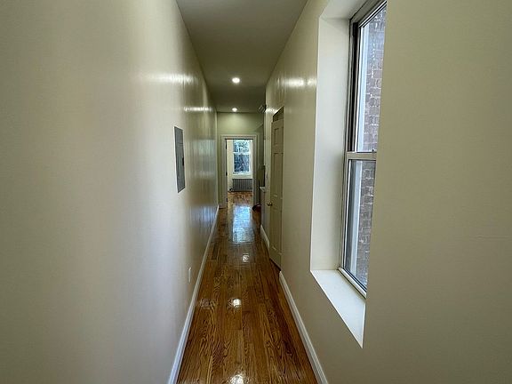 3rd image of 902 Hancock St Floor 2