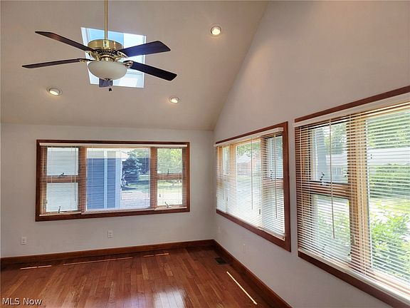 5th image of 233 S Point Dr