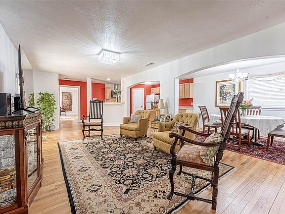 5th image of 118 W Woodbury Dr