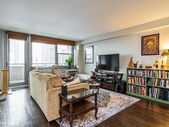 2nd image of 555 W Cornelia Ave APT 1001