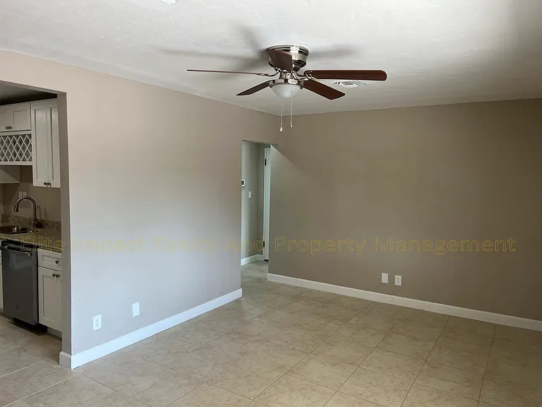 2637 N Wilson Ave — Photo 2