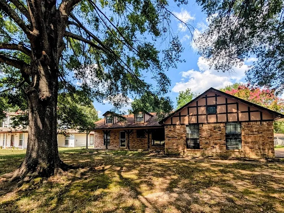 3008 Brittney Ln
