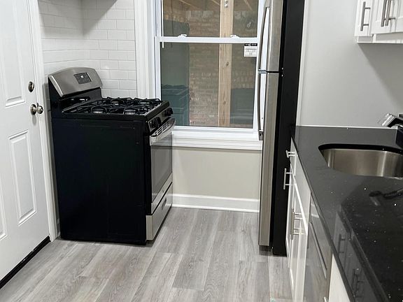 2nd image of 837-839 W Cornelia Ave #837-10N