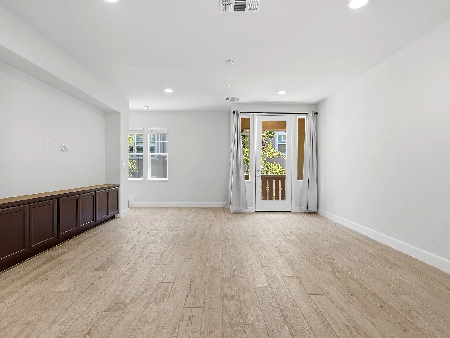 3 bed, 2.5 bath, 1593 sqft, $3,999 — Photo 4