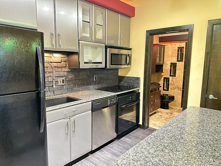111 SE 22nd St #21 — Photo 1