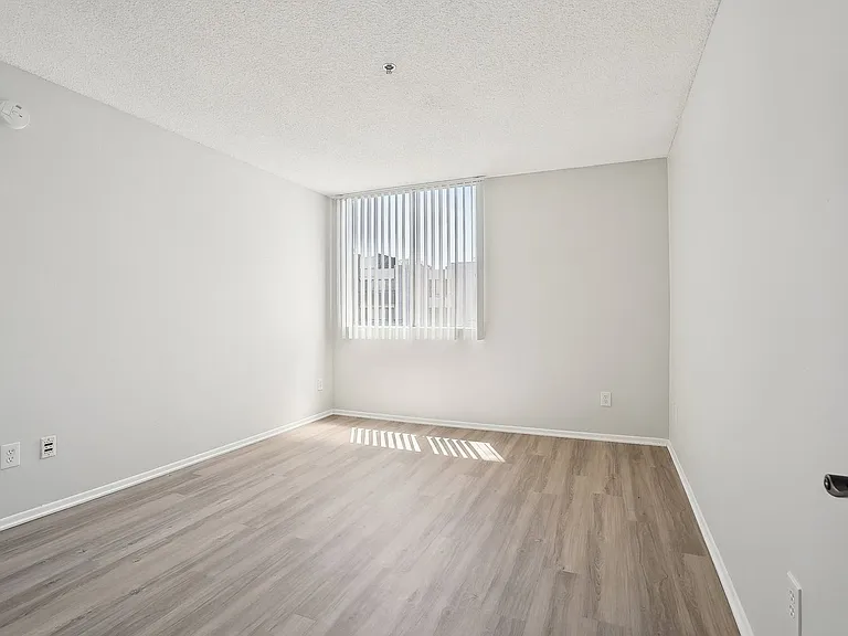 310 Virgil — Photo 45