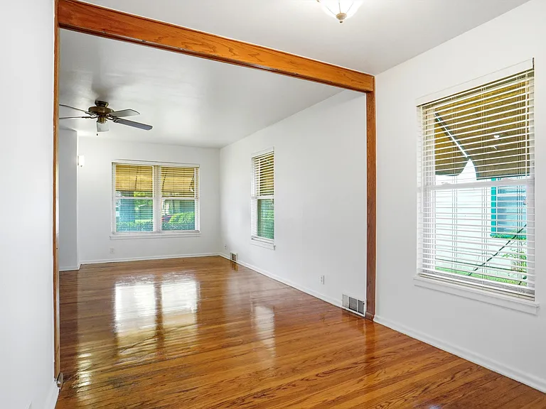 900 Emery St — Photo 5