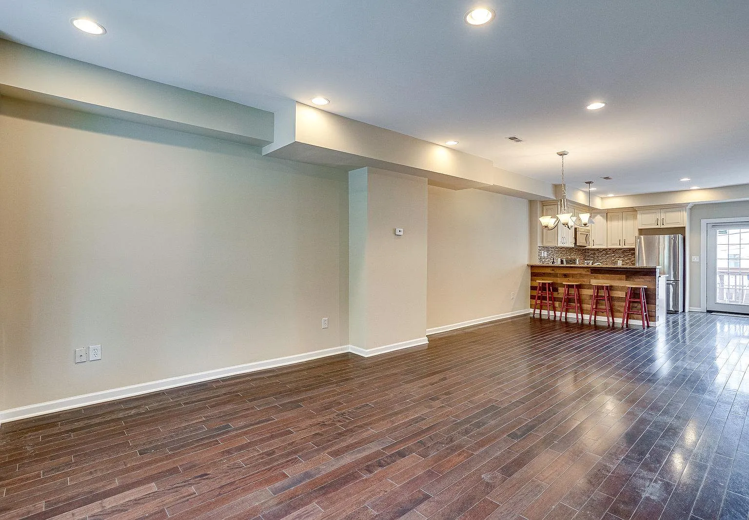6 bed, 3.5 bath, 2060 sqft, $7,800 — Photo 3