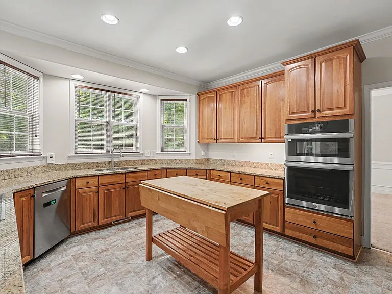 24 Crestwood Ln — Photo 37