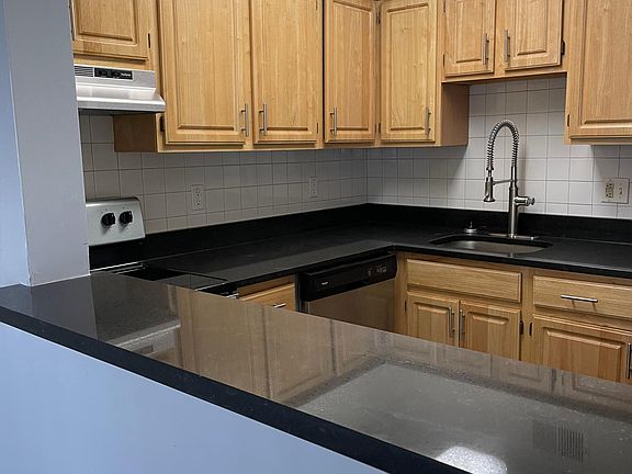 5th image of 28 Greenwood Dr
