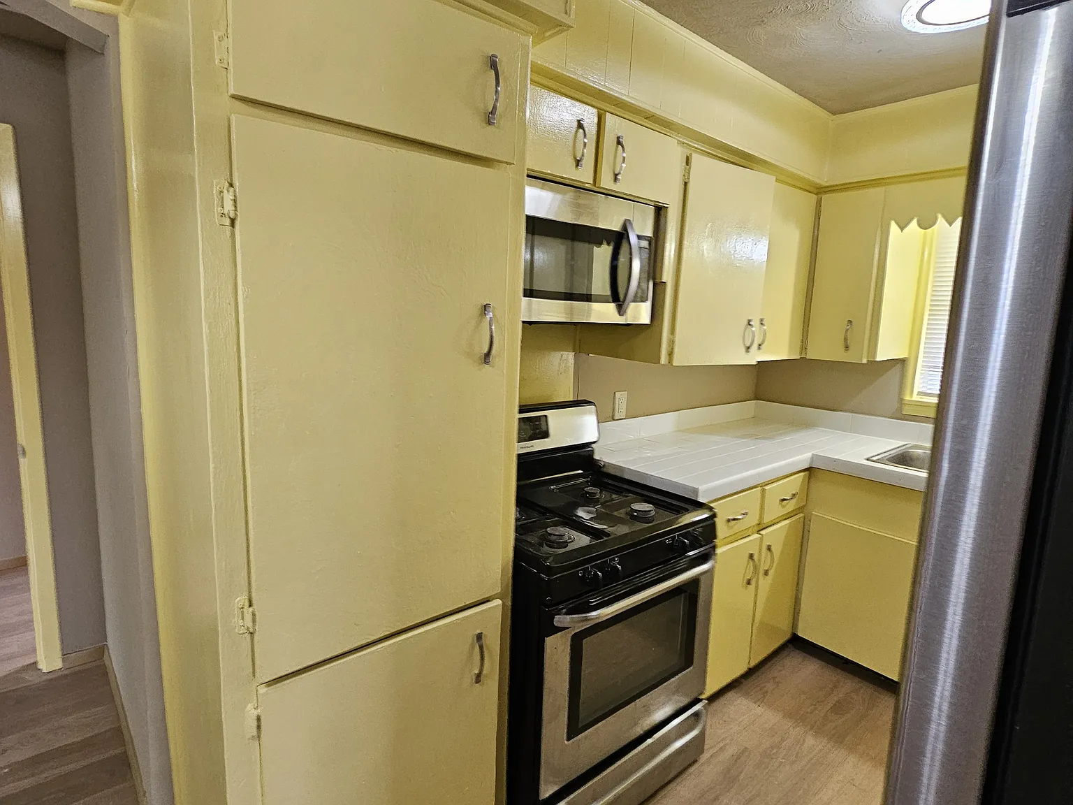 3 bed, 970 sqft, $1,550 — Photo 2