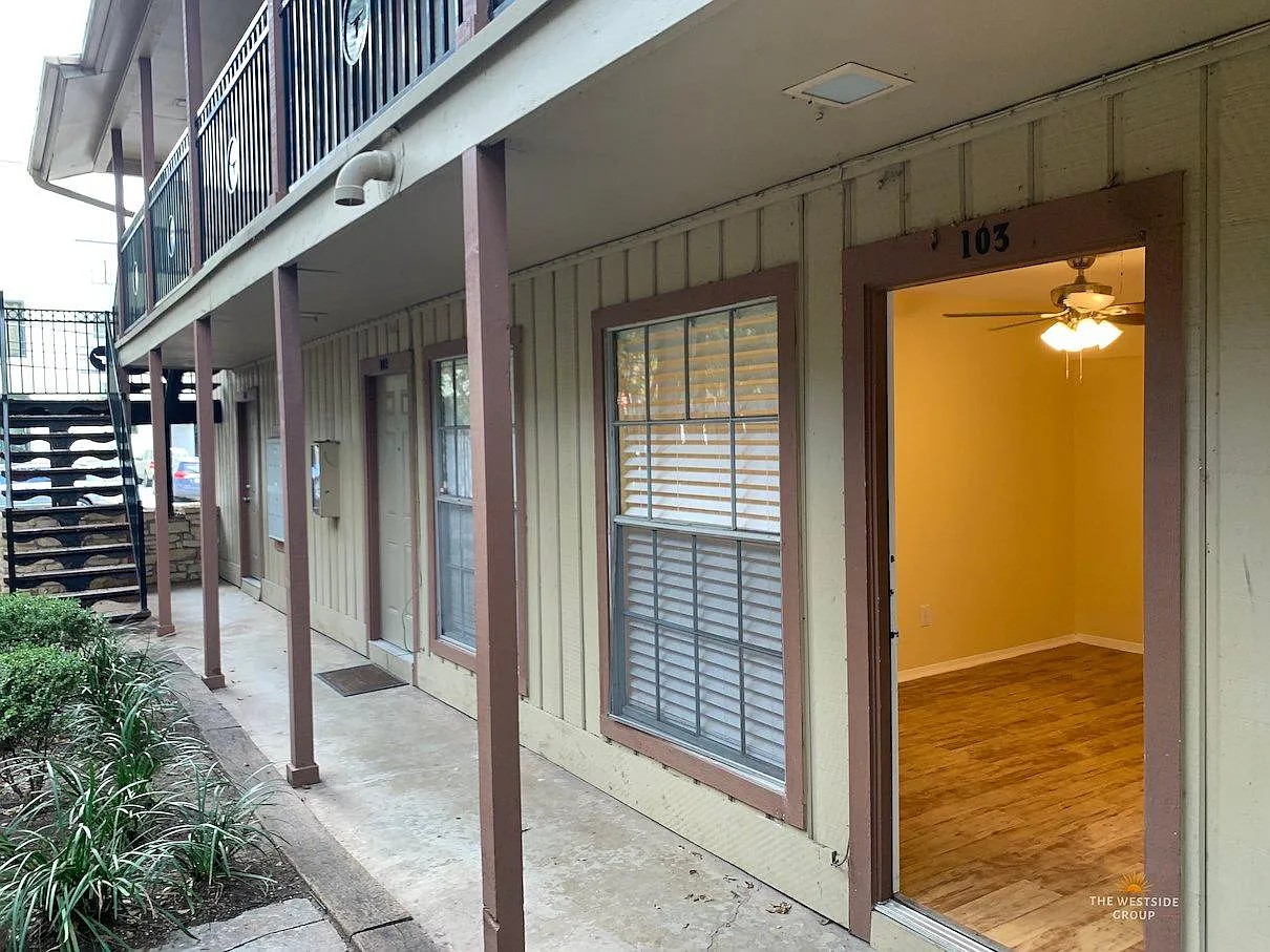 Envoy Apartments — Photo 2