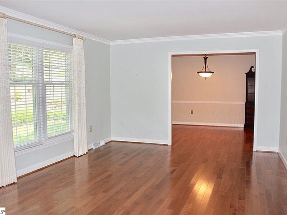 3rd image of 102 E Woodburn Dr