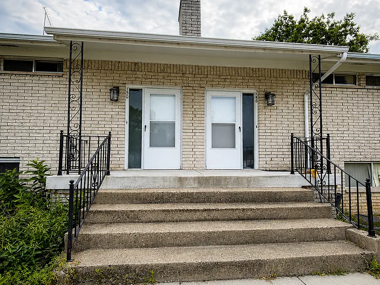 150 Huronview Ct — Photo 1