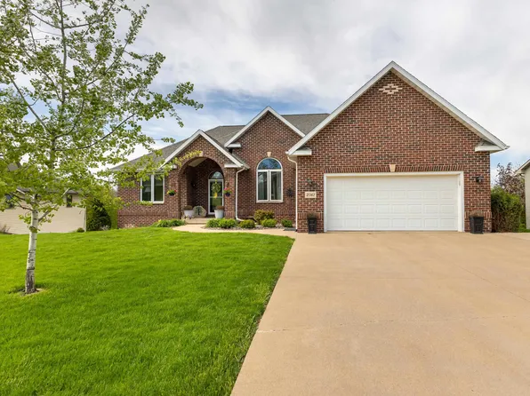 2561 Willow Brook Dr, Dubuque, IA 52002