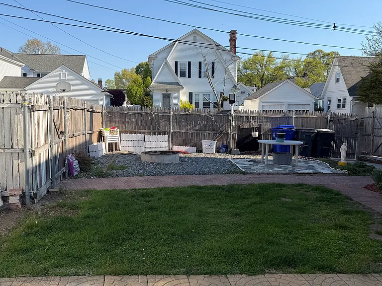 131 Gentian Ave — Photo 2